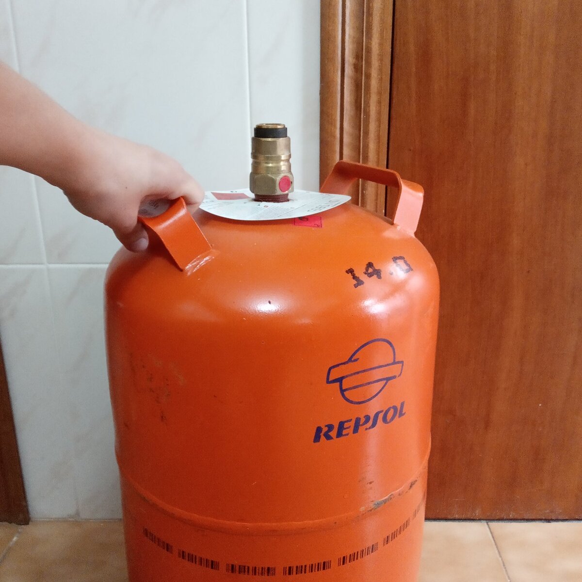 Газовый баллон в доме для подогрева воды и приготовления пищи