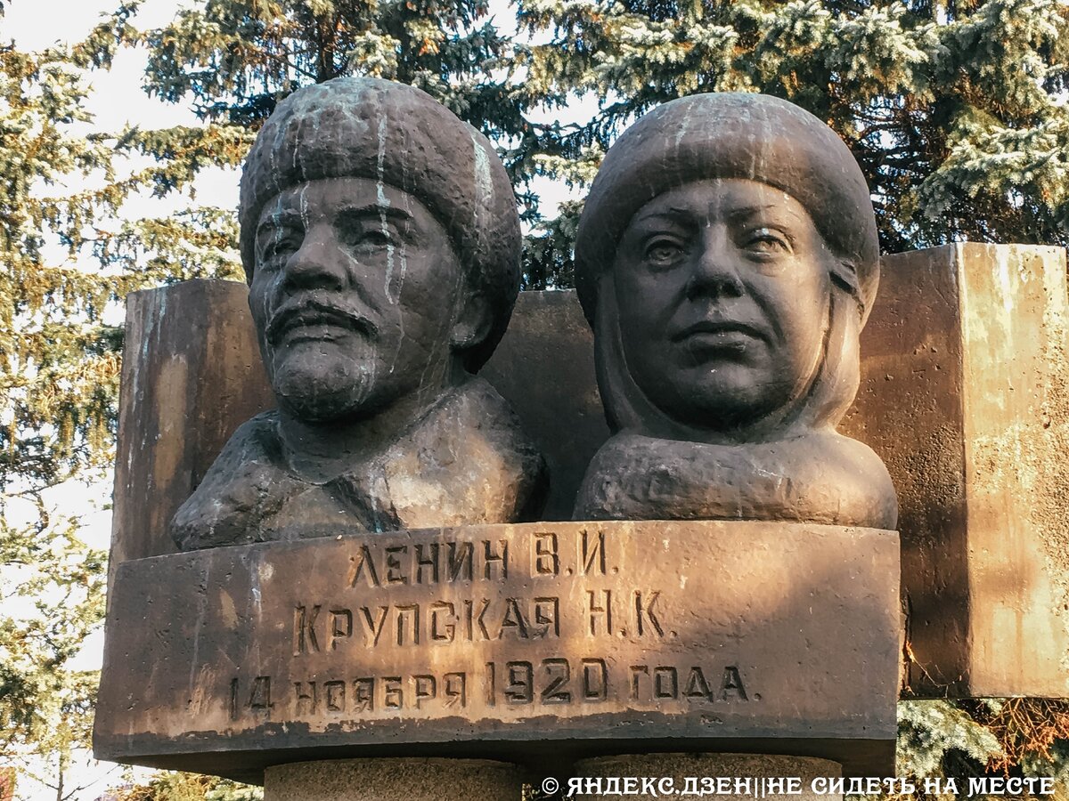 Памятник Ленину и Крупской в Москве