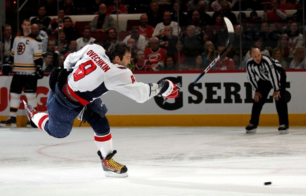 Клюшка разлетается в руках Ови