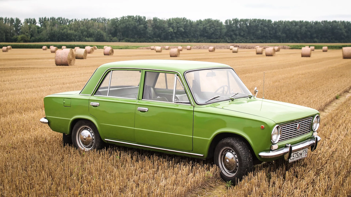 Внешний вид автомобиля ВАЗ-2101, стоящего на поле.
