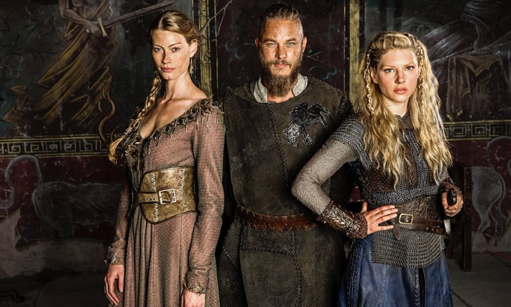 В самых первых сериях Рагнар Лодброк является мелким землевладельцем и отцом семейства, который каждое лето, как и подобает настоящему викингу, ходит в пиратские походы. Но Рагнар отличается любознательностью, умом и смелостью. Он спонсирует строительство собственного корабля, собирает команду и отправляется на Запад. Первый поход оказывается крайне удачным – он открывает новую богатую землю и захватывает весьма солидную добычу. Но вернувшись домой, он остается ни с чем, так как он подчиняется своему ярлу, а большая часть добычи причитается ему.