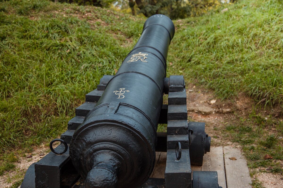 Чугунные пушки, созданные по образу орудий 19 века