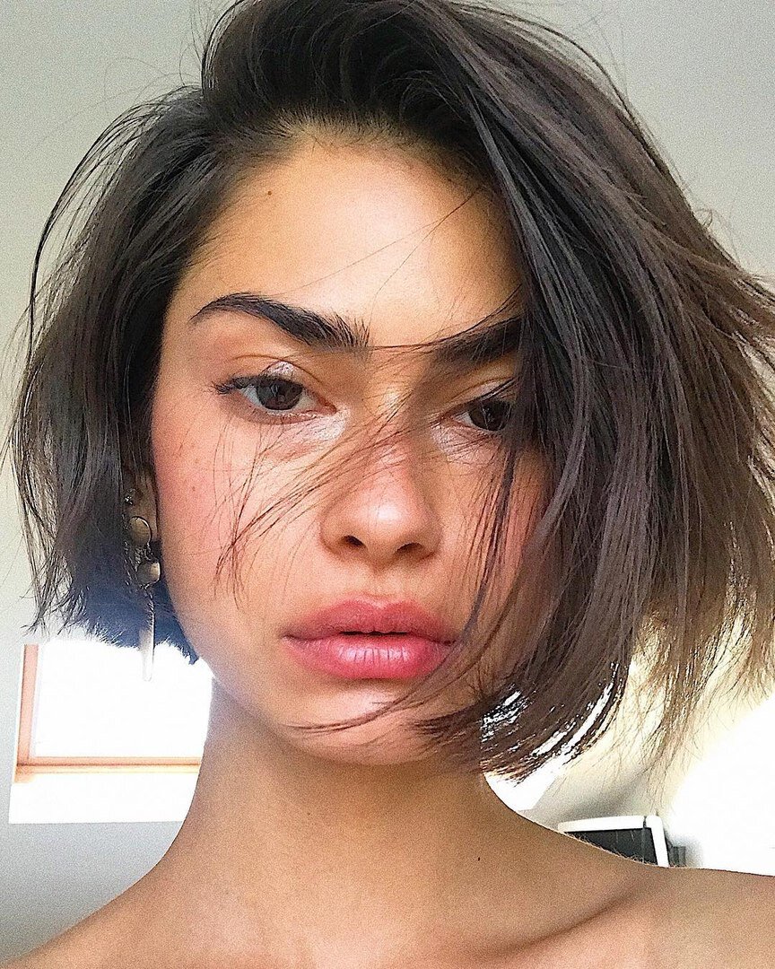 Как правильно красить ресницы Я считаю, что нет необходимости тратиться на дорогую тушь. Для меня этот продукт занимает место в списке «на чем можно экономить в косметичке». Самое главное — регулярно ее обновлять, раз в 2-3 месяца.  Красить тушь из любого сегмента (массмаркет или люкс) следует по легким правилам ниже:  1. Чтобы добиться максимального эффекта, нужно воспользоваться керлером (щипцы для завивки ресниц). Он подкручивает ресницы, и еще без туши глазки выглядят более распахнуто, открыто и эффектно. Краткая инструкция:  • зажмите ресницы максимально близко к корням, так, чтобы было комфортно; • несколько раз зажмите щипцы, каждый раз где-то по 2-3 секунды. Главное не спешить и не дергать, тогда это 100% не травмирует ваши ресницы (я ежедневно их завиваю вот уже 9 лет, все ресницы на месте).2. Теперь тушь. Старайтесь красить ресницы максимально близко к корням. Ставьте щеточку к началу роста ресниц, подвигайте зигзагообразно и уже потом двигайтесь по длине. Так вы оставите больше продукта у корней и получите эффект прокрашенного межресничного контура (этого эффекта также можно добиться с помощью карандаша / гелевой подводки). К слову, при выборе туши обращайте внимание на щеточку. Если она пушистая, то тушь будет работать на объём. Если тонкая и длинная — значит ресницы станут длиннее. Ещё на рынке существуют праймеры (основы) для ресниц на любой вкус:  • водостойкие — те, которые из обычной туши делают ее водостойкой (используется поверх туши); • для редких ресниц — чтобы сделать их визуально гуще за счет уплотнения структуры волоса; • для увеличения длины ресниц.  Все праймеры, кроме прямых задач, усиливают эффект вашей туши, а также дополнительно ухаживают и питают реснички из-за своих уходовых составов.3. Для более выразительного эффекта вы действительно можете прокрасить межресничку, но до нанесения туши. Зачем? Все просто — для красоты. Когда межресничный контур прокрашен, ресницы кажутся гуще и больше, глаз сразу очерчивается и выделяется. При этом необязательно делать полноценные смоки или стрелки.  Инструкция: • возьмите стойкий мягкий карандаш для глаз или гелевую подводку (коричневые цвета будут смотреться естественнее) + маленькую кисть (некоторые карандаши идут с удобным аппликатором для растушёвки с обратной стороны); • нанесите карандаш / подводку максимально близко к ресницам. Важно прорисовать все до последней реснички, иначе вы визуально обрежете себе глаз. Линию необязательно вести ровно, так как мы не рисуем стрелку; • теперь возьмите маленькую кисть и движениями, которые вам удобны (из стороны в стороны или только в одну сторону), растушуйте карандаш по ресничному контуру. Линия, которую вы рисовали, должна из более-менее четкой превратиться в мягкую и тонкую дымку; • у нас нет задачи сделать смоки, поэтому работайте только в горизонтальной плоскости, сильно не расширяйте эту линию; • у самой последней реснички остановитесь или выйдите за ее границу в сторону виска еще на 1-2 ресницы; • если вы взяли стойкий карандаш, работать надо быстро, потому что он быстро фиксируется для того, чтобы в течение дня не «поплыть»; • если стойкого карандаша у вас нет, то чистой небольшой пушистой кистью и прозрачной пудрой немного припудрите веко и ресницы после того, как растушевали свой карандаш; • работайте поочередно с одним глазом, а не одновременно с двумя (нарисовать линию на обоих глазах и начать тушевать на первом глазу, когда там уже все зафиксировалось — так не надо).И помните — все поправимо. Если что-то не понравилось, макияж тем и хорош, что его можно смыть и попробовать снова. 