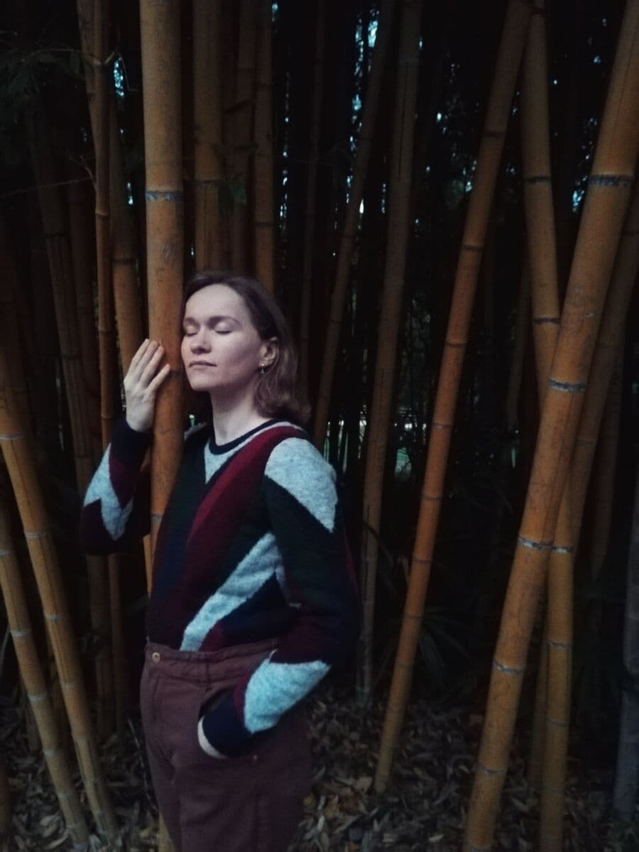 И подруга тоже забралась в бамбук, очень уж он притягателен ))