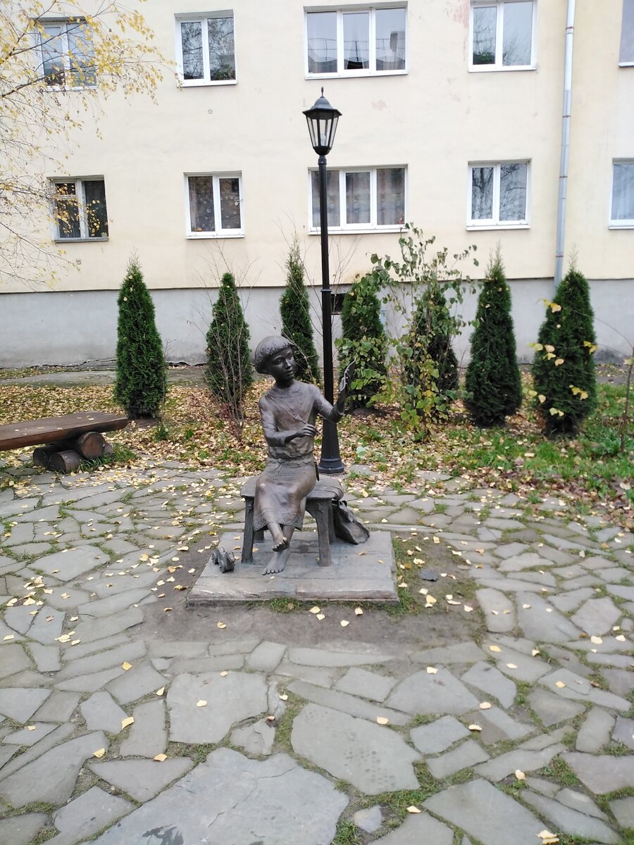Фото автора. Памятник девочке на этом месте впервые археологи в городе нашли  письмо. Писали на бересте.