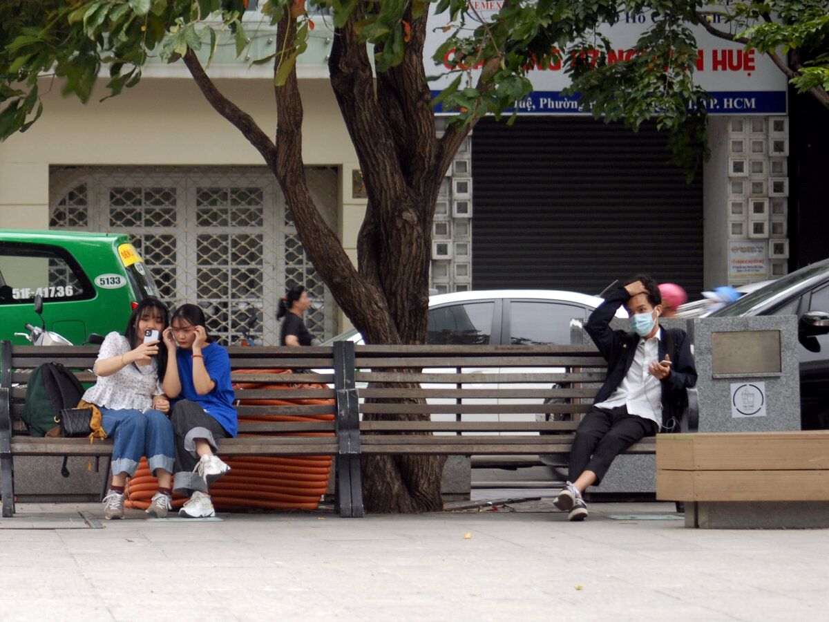 Парень в центре города шокирован вызывающим поведением девчонок (фото автора)