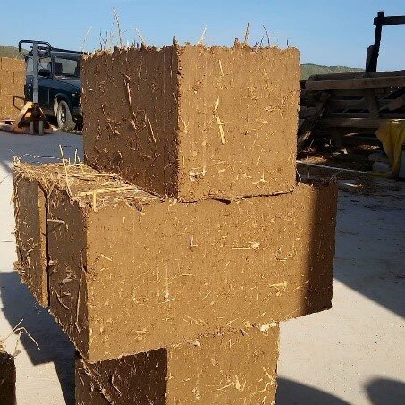 Рисунок 8. Саман прессованный свежий, высушенный и ручного изготовления.
