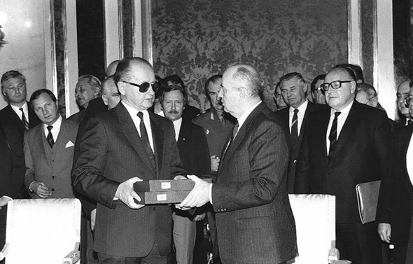 Президент СССР М. С. Горбачёв передаёт президенту Республики Польша В. Ярузельскому копии документов о судьбах польских военнопленных (1900)