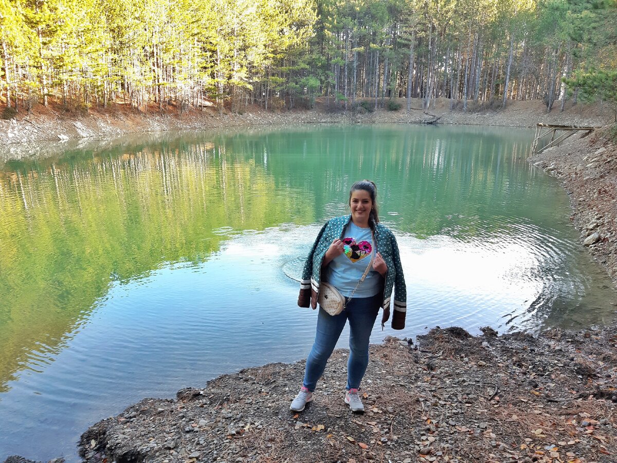 Бирюзовое озеро над поселком Кореиз