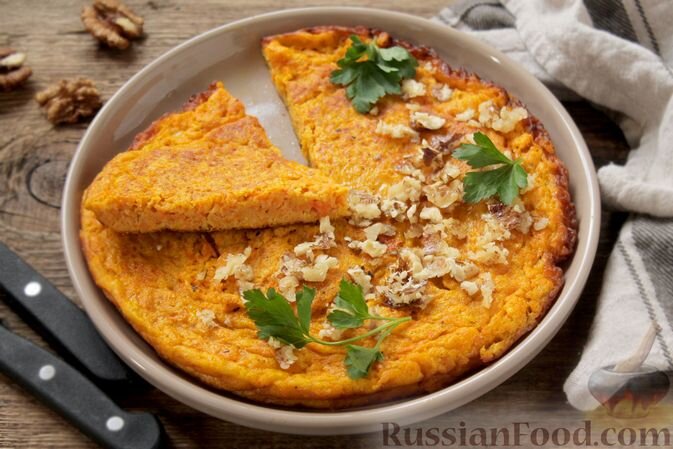 тыква, яйца, мука, соль, перец, карри, масло растительное; для подачи (по желанию): орехи, кунжут, зелень