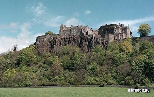 Как купить тур он-лайн дешевле
Замок Стерлинг – один из самых больших и значительных замков Шотландии, как с исторической, так и с архитектурной точки зрения.
