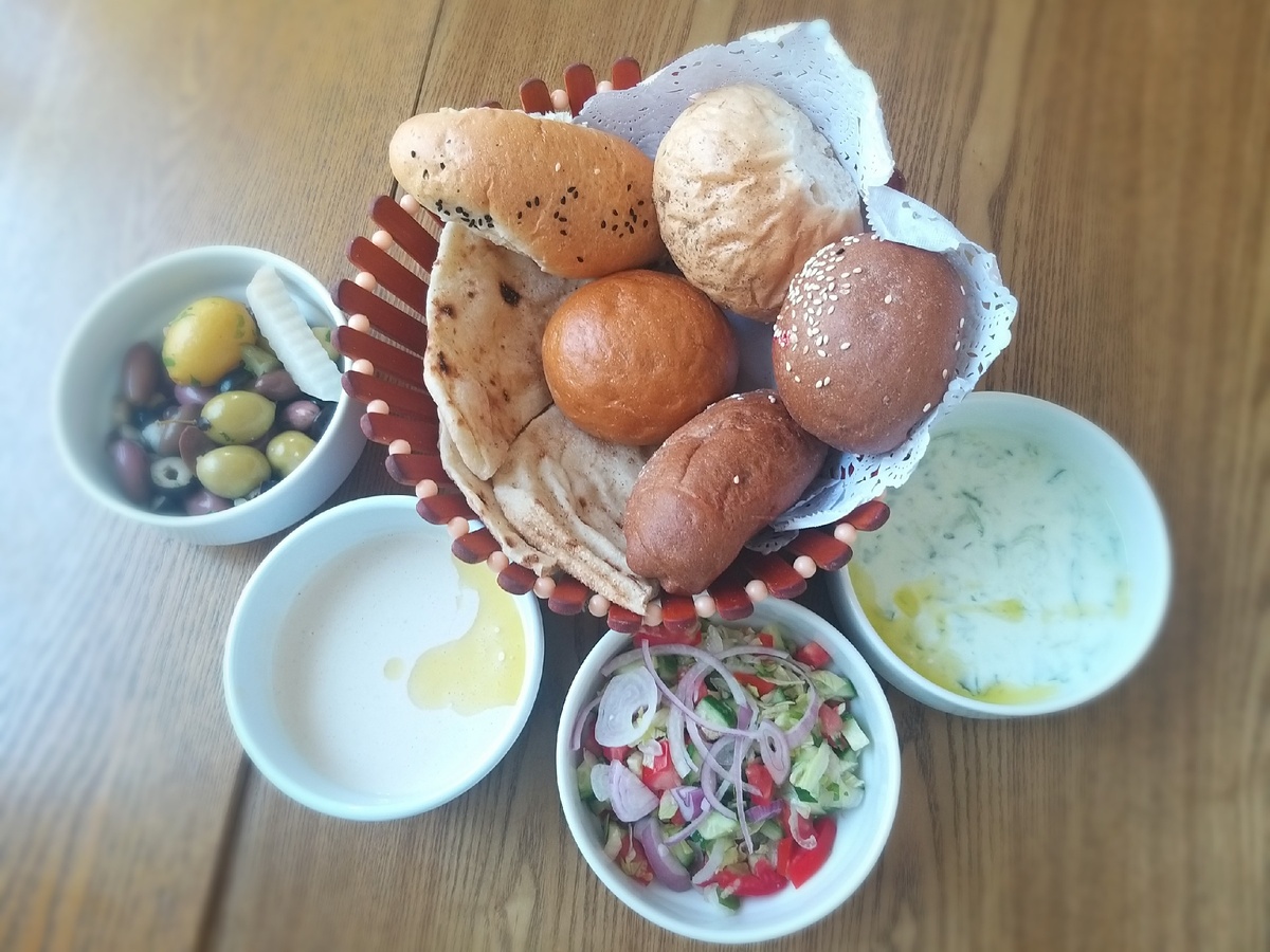 Эти закуски подаются каждому столу