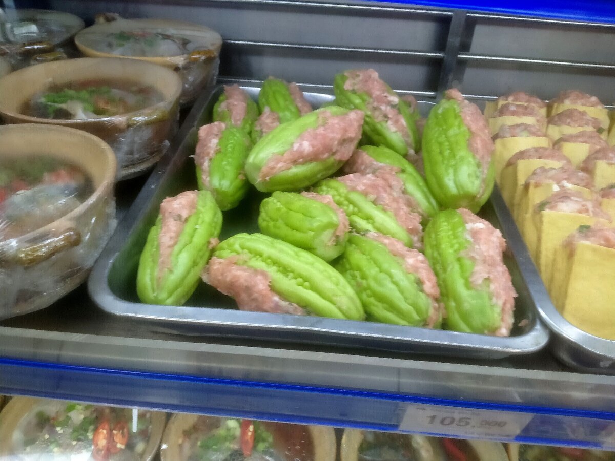 Горький огурец Момордика, начинённая мясным фаршем