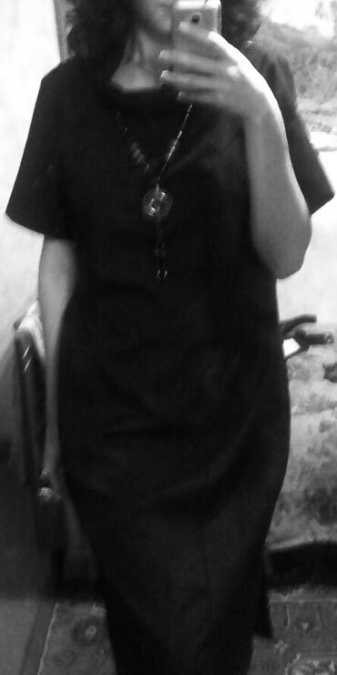 Фото с шейным платком в архиве не нашла. Но нашла фото двух образов на базе одного платья. Первое фото: вертикаль кулона. Фото автора