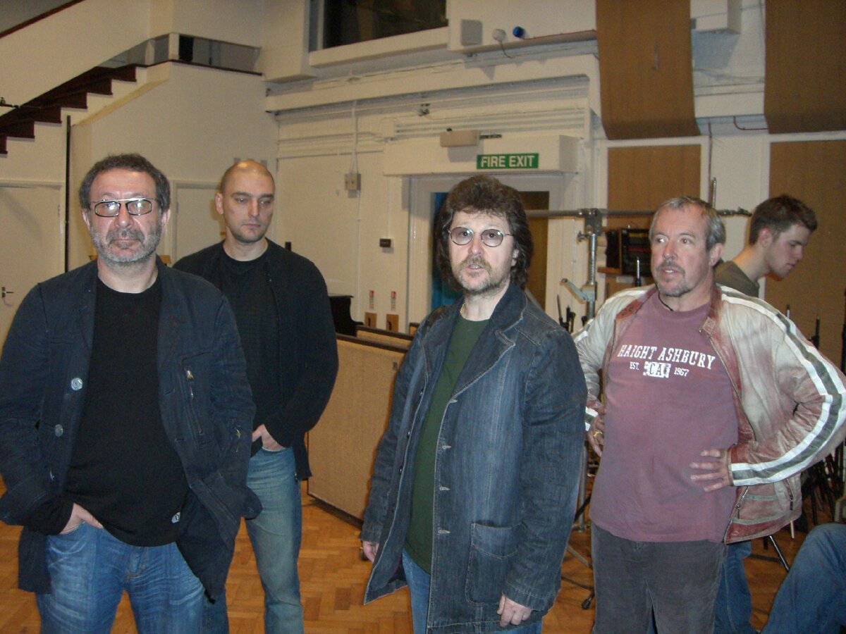 Машинисты уже здесь, но пока не знают - с чего начать и чем закончить...