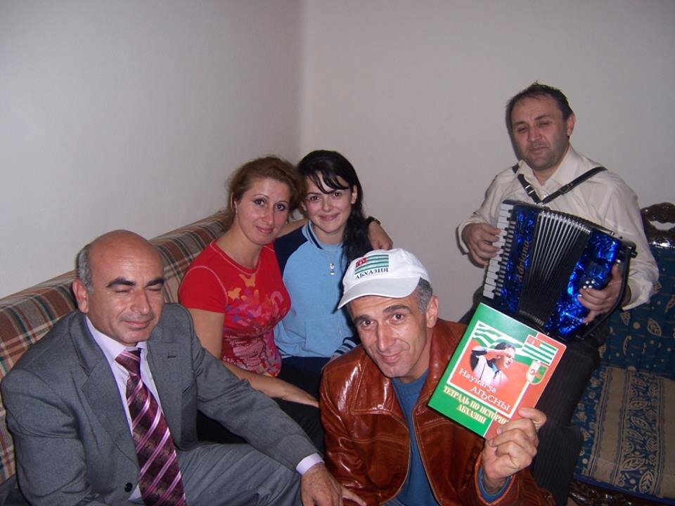 Один из моих ранних приездов в Турцию. Город Самсун. Я здесь можно сказать со всем молод. Со мною сестра Мактина. Встреча с диаспорой