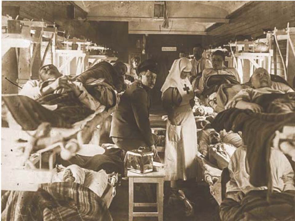 Раненые солдаты в вагоне-палате санитарного поезда.