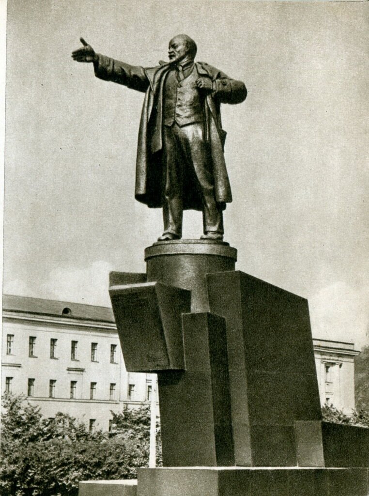 Памятник В.И. Ленину у Финляндского вокзала
