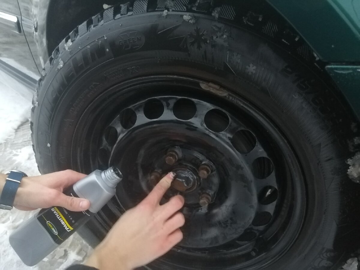 Для сохранения и защиты от коррозии нанес графитовую смазку на ступичные отверстие колеса, обработав ей болт