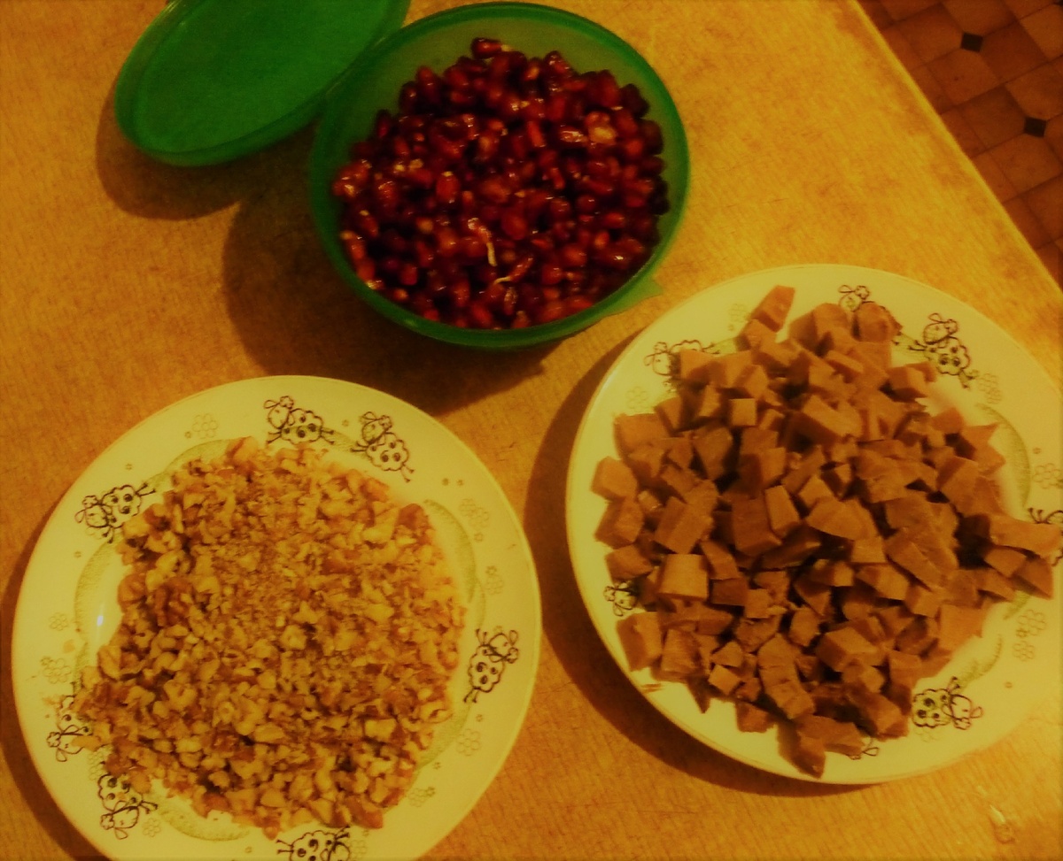 мясо нарезать, орех измельчить, гранат разобрать на зерна