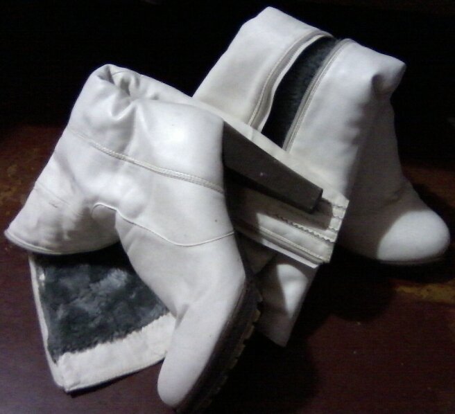 Обтрепавшиеся по верху сапоги выбросить не долго. А что, если попробовать их переделать?