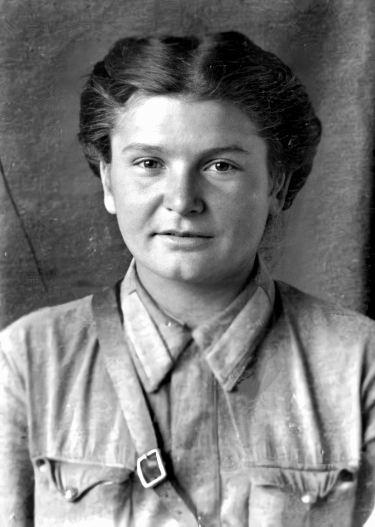 Евдокия Носаль - заместитель командира эскадрильи 46-го гвардейского ночного бомбардировочного авиационного полка, гвардии младший лейтенант. Герой Советского Союза.