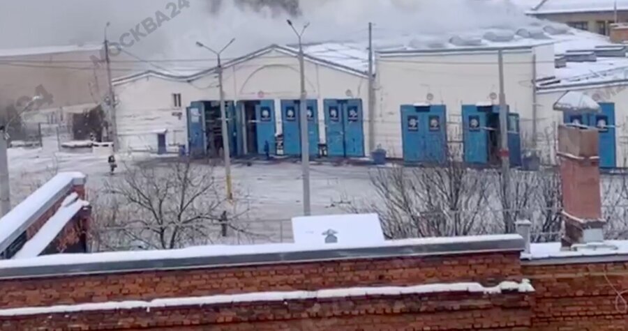 Вид на главный корпус парк. Над ним дым...от огня!