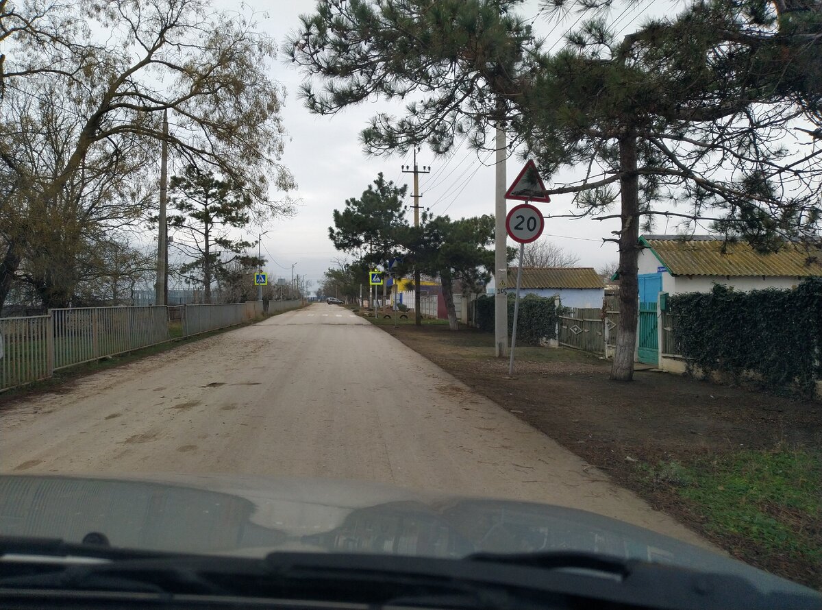 Центральная улица. Слева - школа