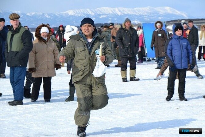 Рыбалка на сахалине 2024. Зимняя рыбалка южно сахалинск. Рыбалка остров. Южно-сахалинск рыбалка. Подледная рыбалка на сахалине.