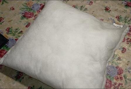 Размер подушки 40х40 см. Набита холлофайбером. Покрытие из нетканого материала, типа акрила.