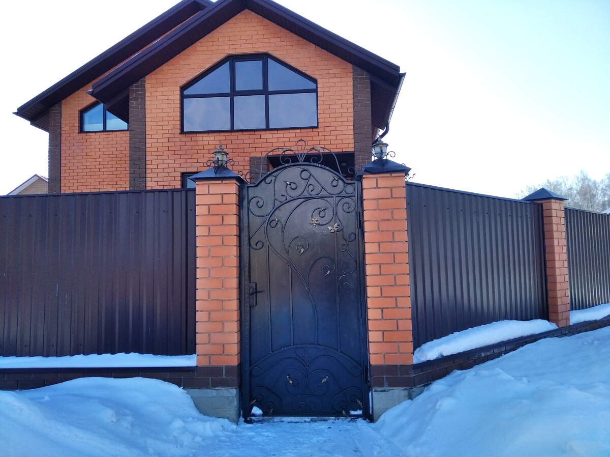 Фото автора.Красивый забор на соседней улице.