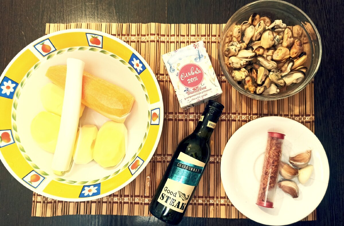 Картофель, лук порей, морковь, мясо мидий, сливки 20%, чеснок, шафран, белое вино. Здесь нет только оливкового масла, петрушки. 