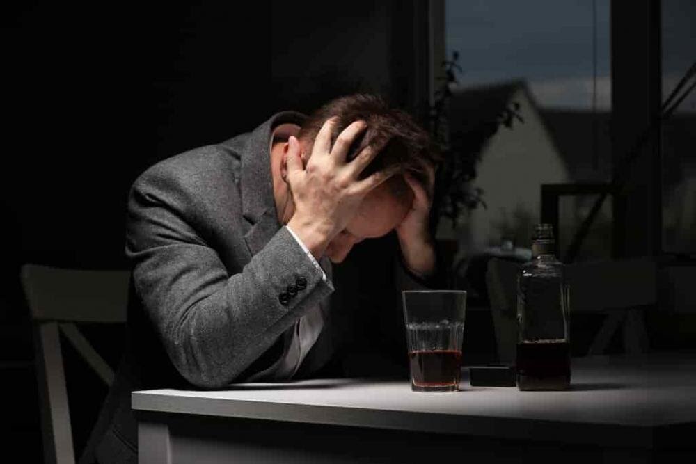 Депакин можно использовать коротким курсом при лечении алкогольной зависимости. Источник: Яндекс