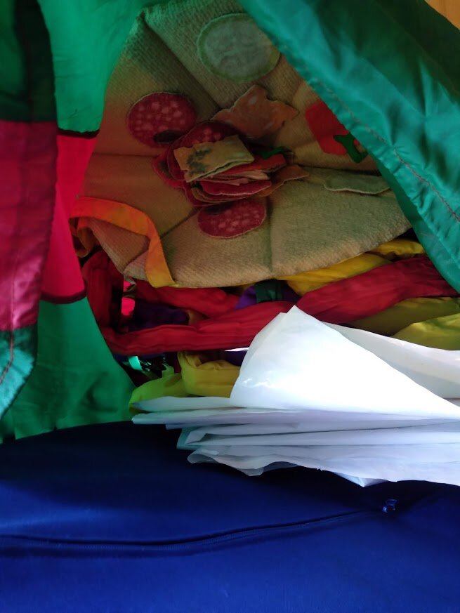 Вот как незаметно собрать все липучки, которые висят на всех участниках праздника? И еще продолжать его вести?