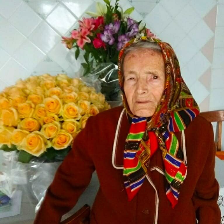 Принарядилась в парадный платочек)))