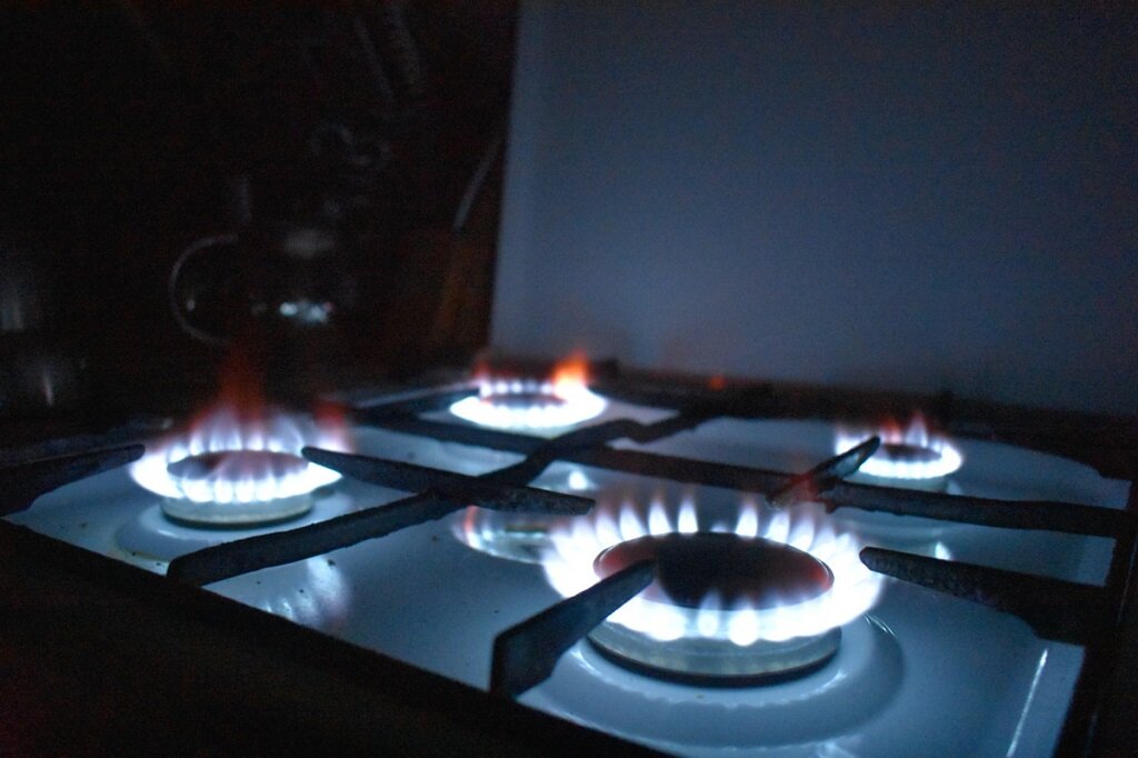 В идеальной состоянии цвет пламени должен быт синим на всех конфорках газовой плиты.