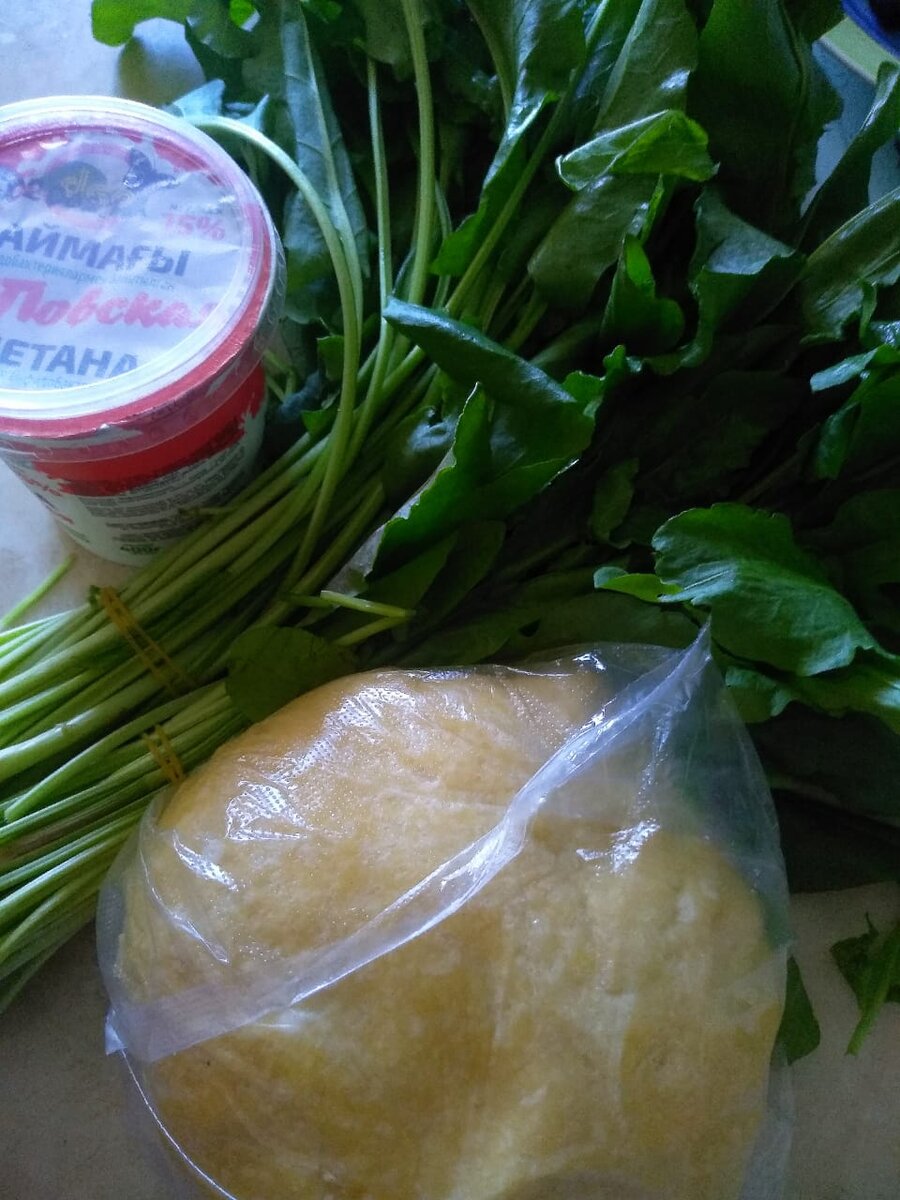 Песочное (любое!) тесто, щавель, сметана, сахар - для щавелевого пирога. 