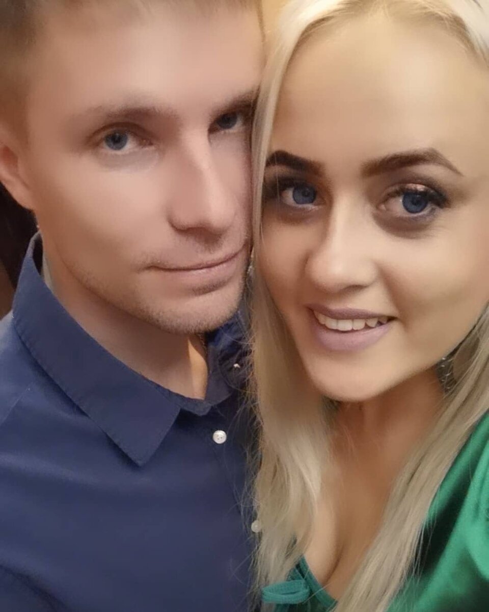 «Брачные игры»👩‍❤️‍👩 ​
Когда​ отношения​ или отношения в​ браке длятся несколько лет и становятся ровными, без сюрпризов .​ ​ Хочется вас спросить, а где же элементы женской изюминки?🤫
Вот несколько идей для свидания, чтобы разнообразить ваши будни:
​
❤️Классика жанра.​ 🤗Зажгите свечи, приготовьте ароматный чай и поговорите обо всём на свете. В круговороте жизни так мало времени остаётся для душевных разговоров с любимым человеком.
⠀
❤️Тематический ужин. Попробуйте приготовить блюдо из французской или итальянской кухни, а потом съесть совместный кулинарный шедевр, запивая бокалом хорошего вина.
⠀
❤️Вечер для души и тела. Найдите спа-программу для двоих. Аромамассаж с эфирными маслами, обёртывание для тела с мёдом, сауна с ароматом ванили и вкуснейший чай… этот вариант можно сделать самим, дома.​ Что может быть лучше?
⠀
❤️Снова первое свидание. Представьте, что вы два незнакомых человека, которые очень понравились друг другу и решили вместе сходить в кафе. Постарайтесь не выходить из роли некоторое время. Вы сможете открыть друг друга заново.
⠀
❤️Перевоплощение. В каждом человеке живёт незнакомая и неожиданная для нас личность. Попробуйте перевоплотиться в ту индивидуальность, которую всегда хотели примерить. В этом вам помогут переодевание, изменение манеры поведения и даже создание новой биографии.
⠀
❤️Вечер фильмов. Можно устроить дома или же заранее узнайте, в каком кафе будет проводиться киновечер. Это отличная возможность отдохнуть от суеты и попутешествовать по вымышленным мирам.
⠀
❤️Скалолазание. Первый урок на скалодроме может превратиться в общую страсть с последующими выездами для преодоления настоящего скального рельефа.
​
А​ может быть вы придумаете какой то свой вариант?
​
💃Еще один ключик к разнообразию —​ не забывайте кокетничать! Просто, например выйдя из ванной спросить: мужчина а может познакомимся?
​
Или приехал муж за​ вами, чтобы поехать​ в магазин за продуктами, а вы садитесь в машину со словами: —​ Красавчик, подвезешь меня до магазина?
​
Удивляйте! Будьте неожиданными и игривыми!