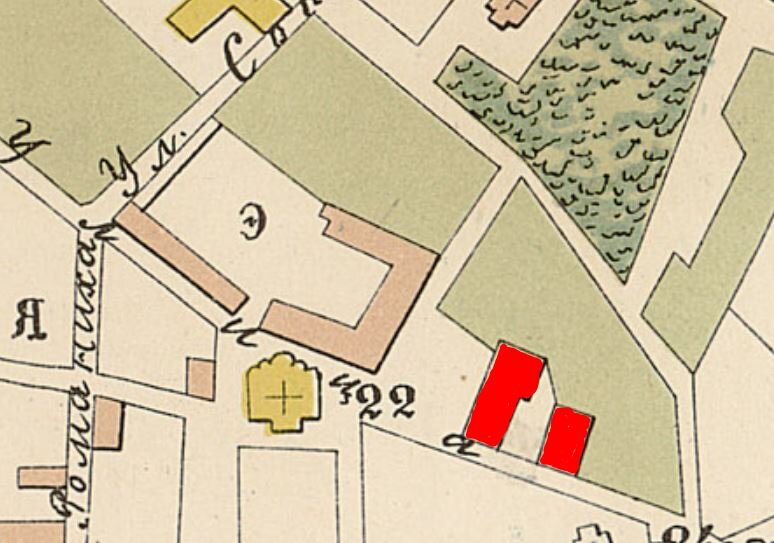 Красным отмечены здания двора Подзноева, слева в виде перевернутой "П" – Поганкины палаты. Желтым обозначена церковь Похвалы Богородицы. Упразднена в 1786 году