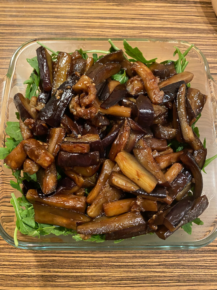 Глазированные баклажаны на подушечке их рукколы