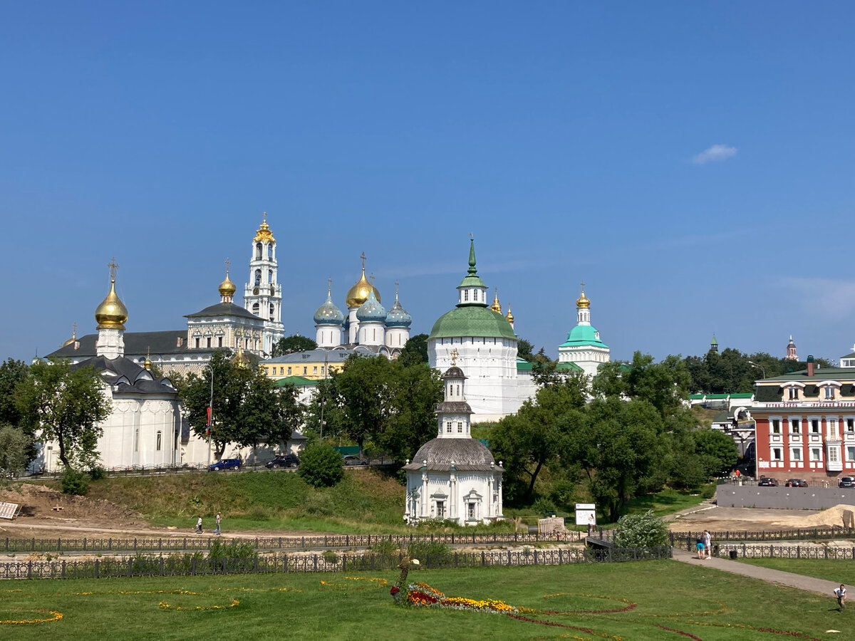 Вид на "Троице-Сергиеву лавру"