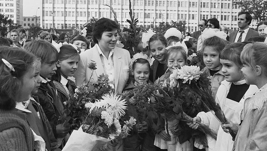 1 сентября в московской школе, 1987 год. Фото взято из открытых источников: soviet-postcards.com