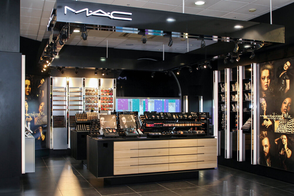 Магазин мак. Корнер Mac ЦУМ. Mac Cosmetics Корнер. Mac магазин. Мас косметика магазины.