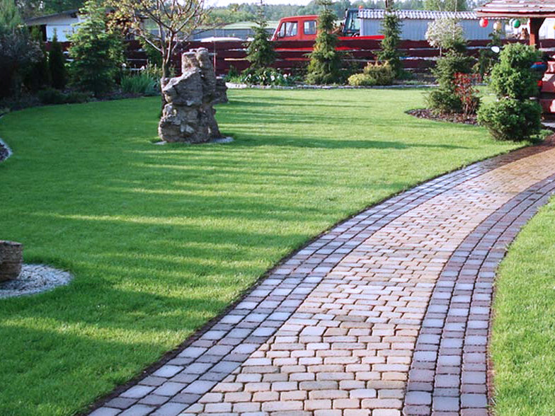 Брусчатка в саду