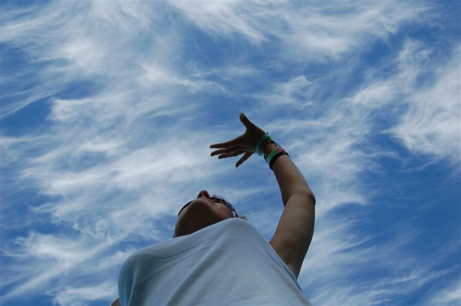 Восторг без границ. Человек на облаке. Рука тянется к небу. Руки к небесам. Руки поднятые к небу.