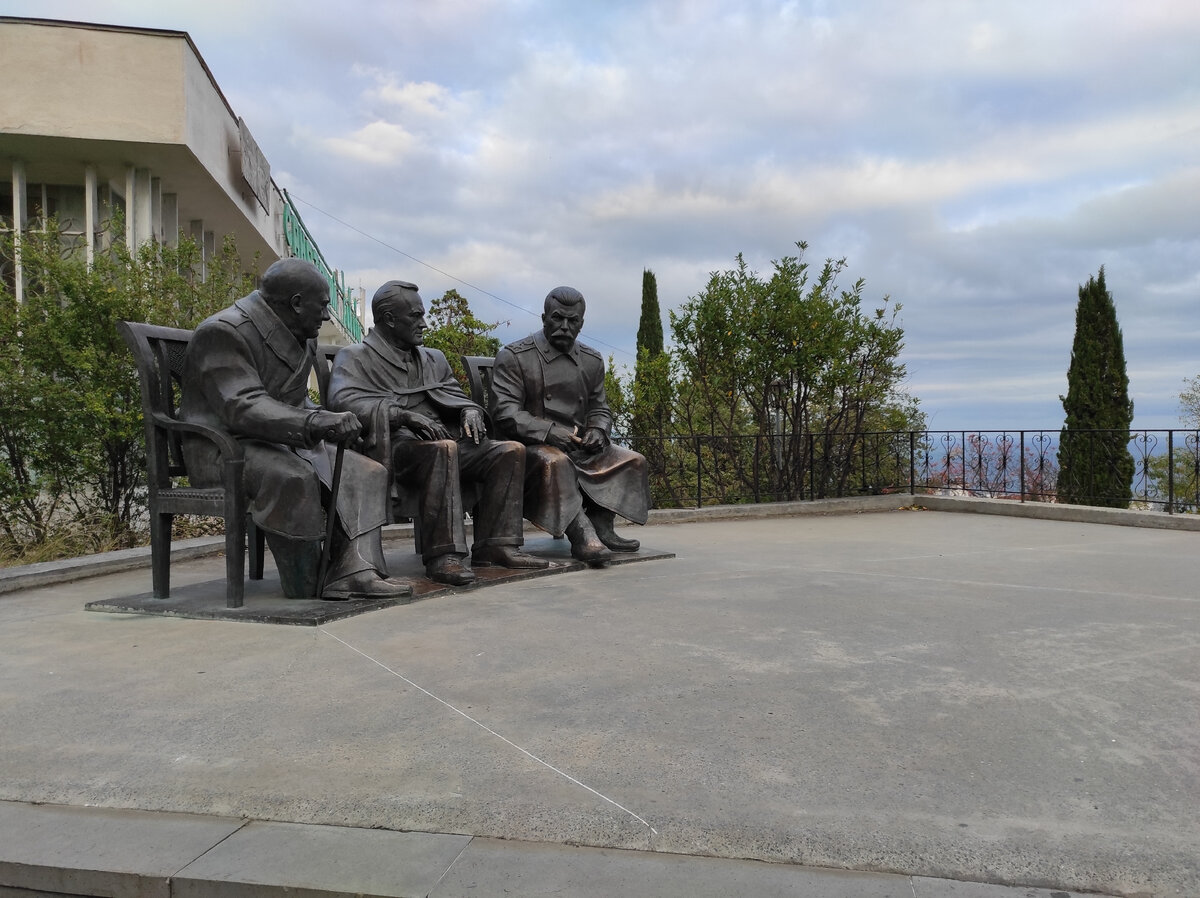 Памятник "Тройка" (как его здесь называют), посвященный встрече Черчилля, Рузвельта и Сталина в Ливадийском дворце в 1945 году