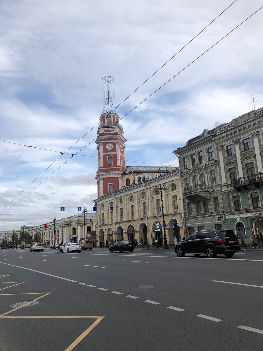 Это здание вы точно видели, если бывали на Невском