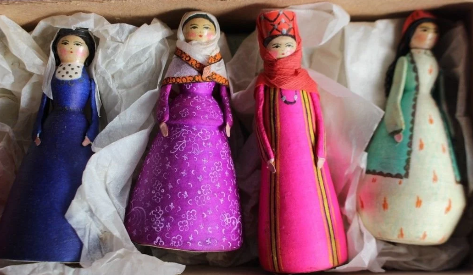 Набор елочных игрушек СССР "Hациoнальнoсти". В комплекте 16 куколок фото с сайта https://meshok.net/