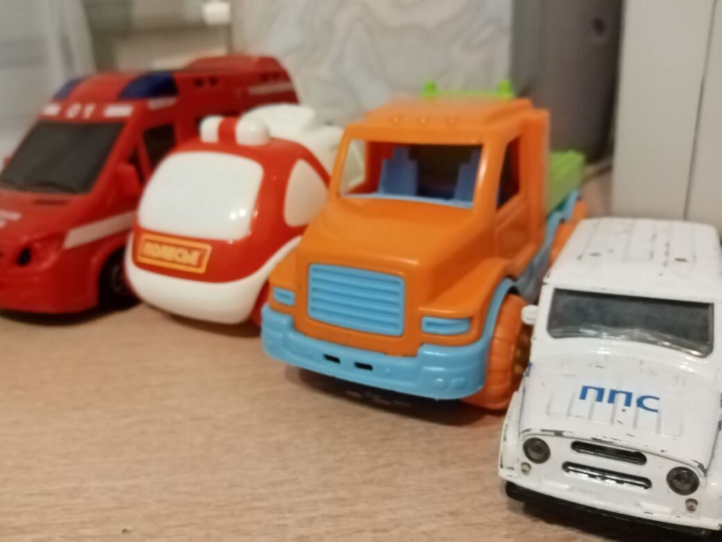 Коллекция игрушек специальных автомашин.