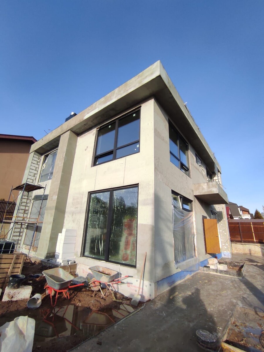 Штукатурка дома в Куркино
По стенам 500м2.
Откосов более 110м.п. 
Работы выполнили за 8 дней. 
Смесь гипсовая Кнауф, цементная Крайзель 521.